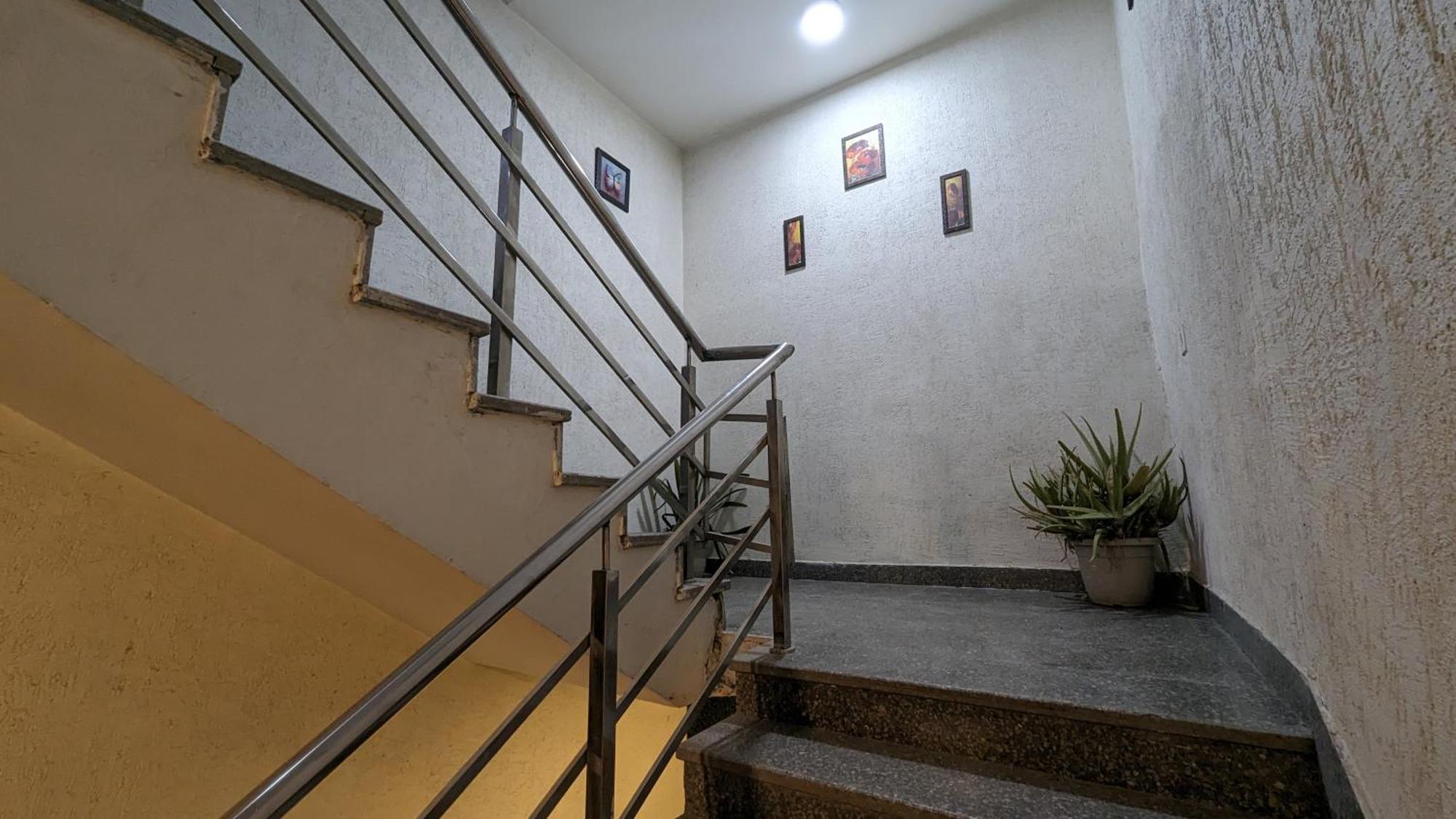 Hotel Aron By The Premium Villa New Delhi Bagian luar foto