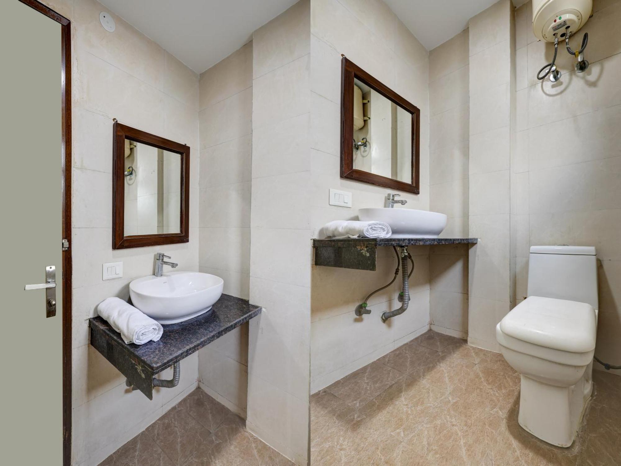 Hotel Aron By The Premium Villa New Delhi Bagian luar foto