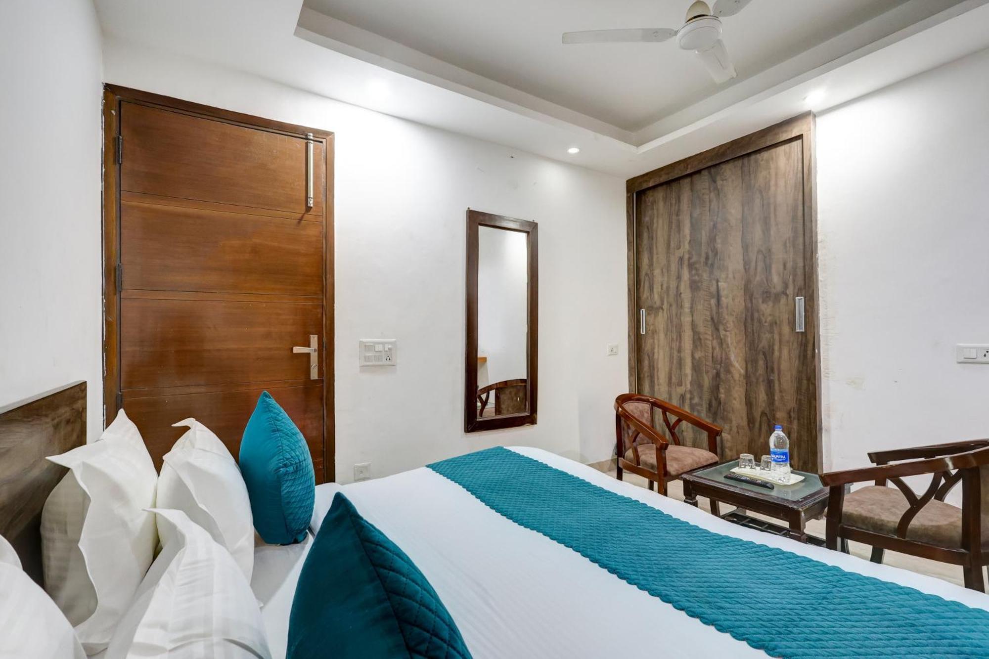 Hotel Aron By The Premium Villa New Delhi Bagian luar foto