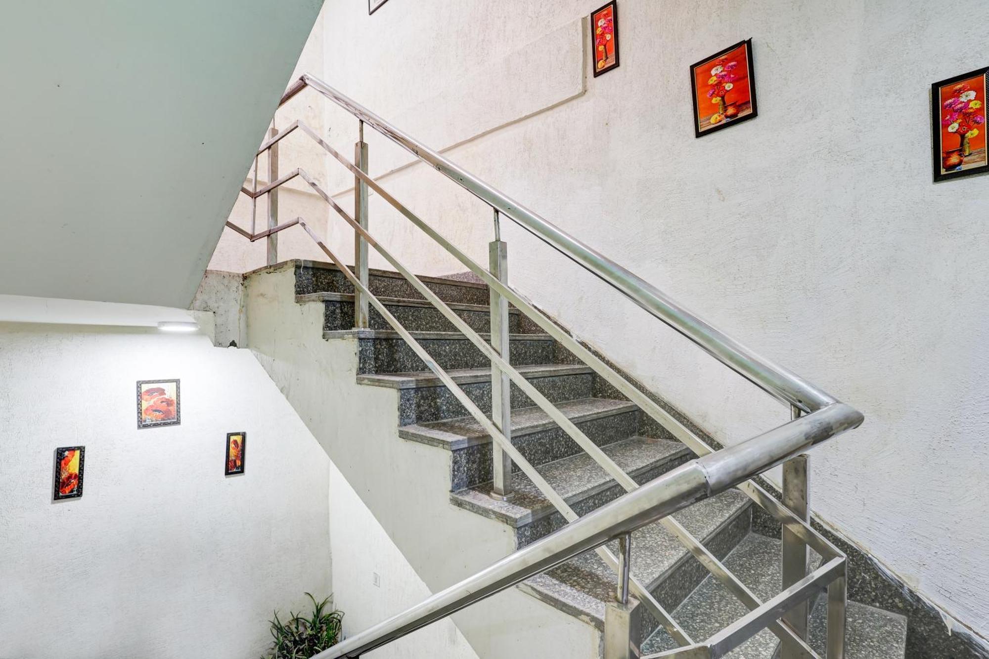 Hotel Aron By The Premium Villa New Delhi Bagian luar foto