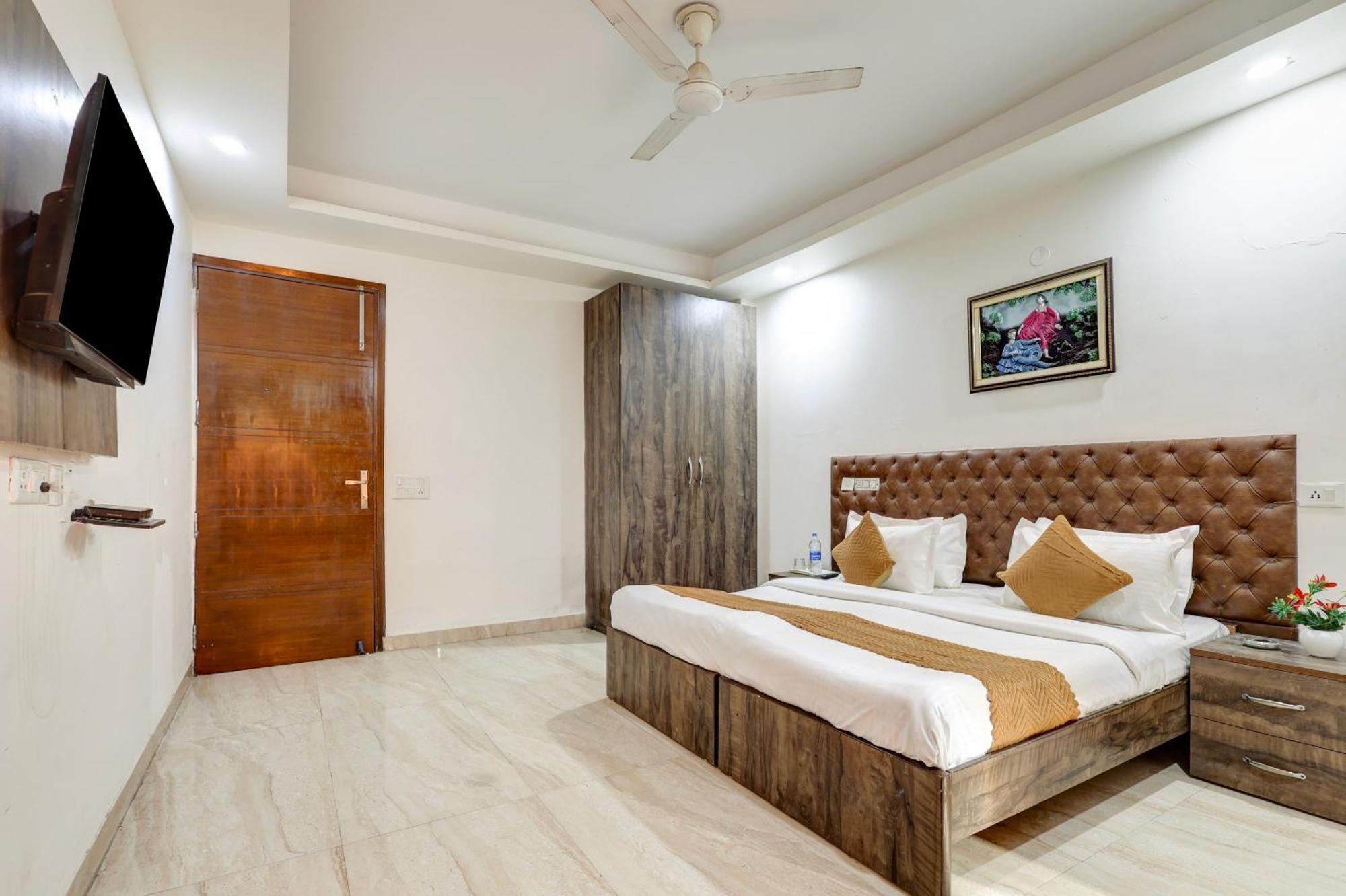 Hotel Aron By The Premium Villa New Delhi Bagian luar foto
