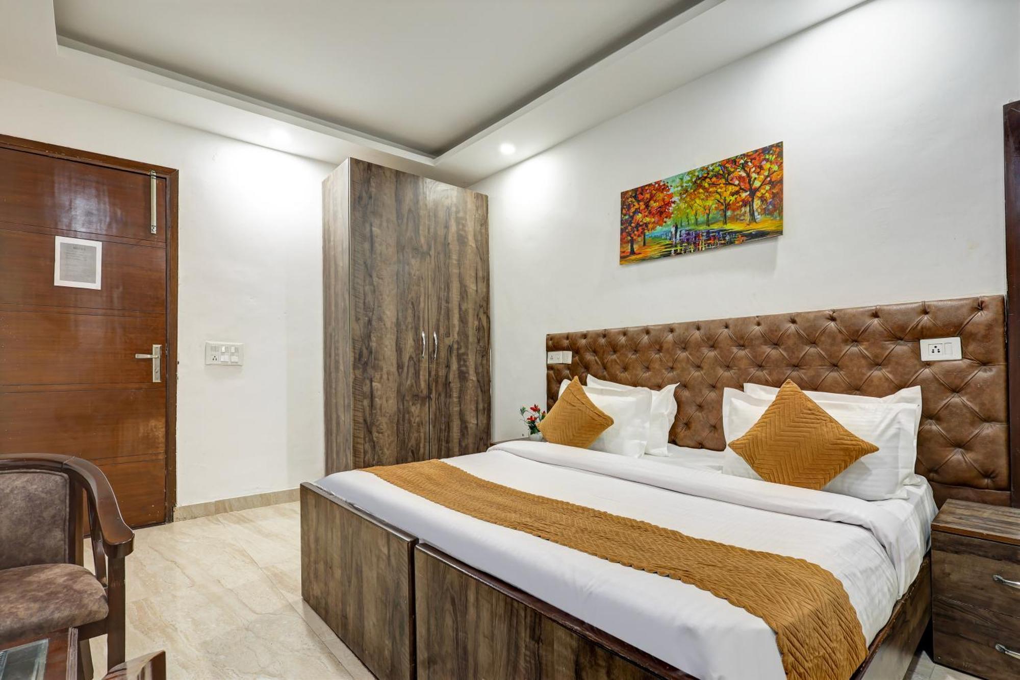 Hotel Aron By The Premium Villa New Delhi Bagian luar foto