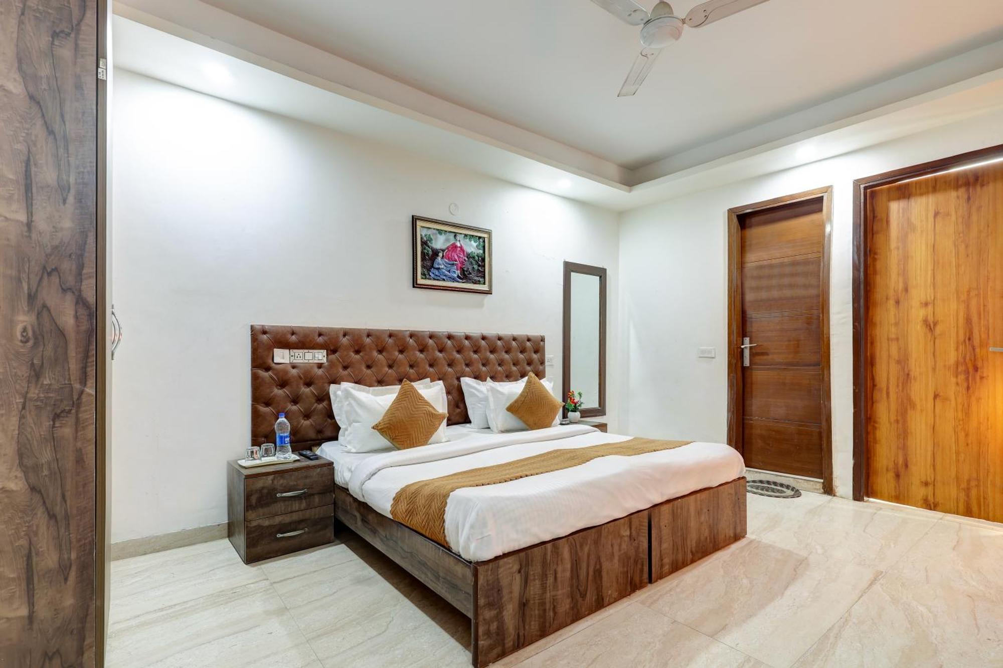 Hotel Aron By The Premium Villa New Delhi Bagian luar foto