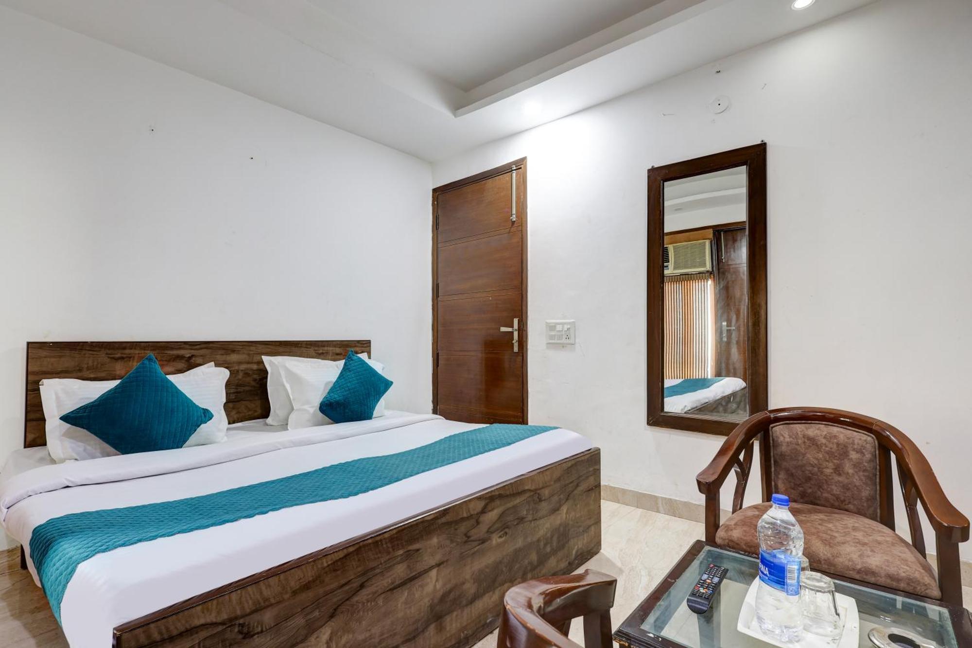 Hotel Aron By The Premium Villa New Delhi Bagian luar foto