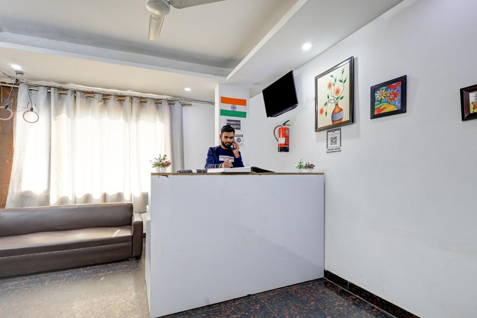 Hotel Aron By The Premium Villa New Delhi Bagian luar foto