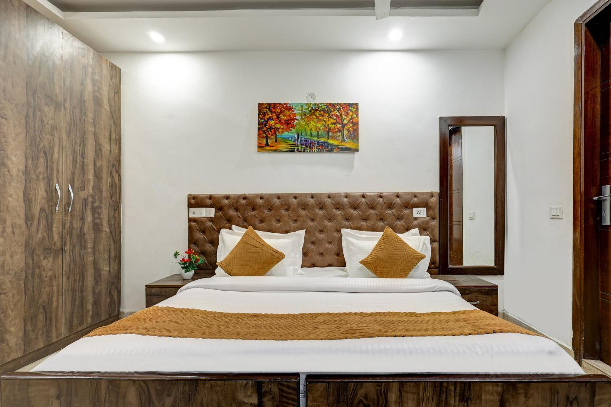 Hotel Aron By The Premium Villa New Delhi Bagian luar foto