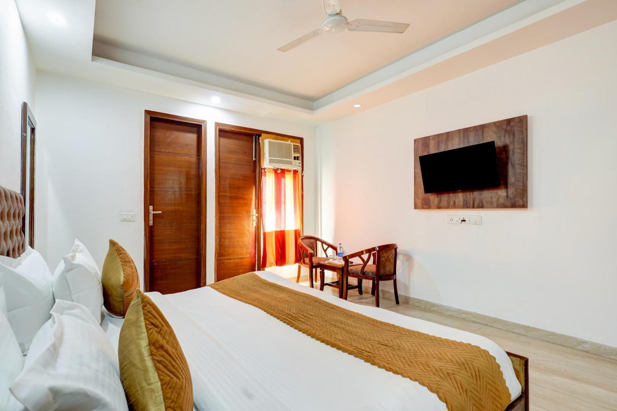 Hotel Aron By The Premium Villa New Delhi Bagian luar foto