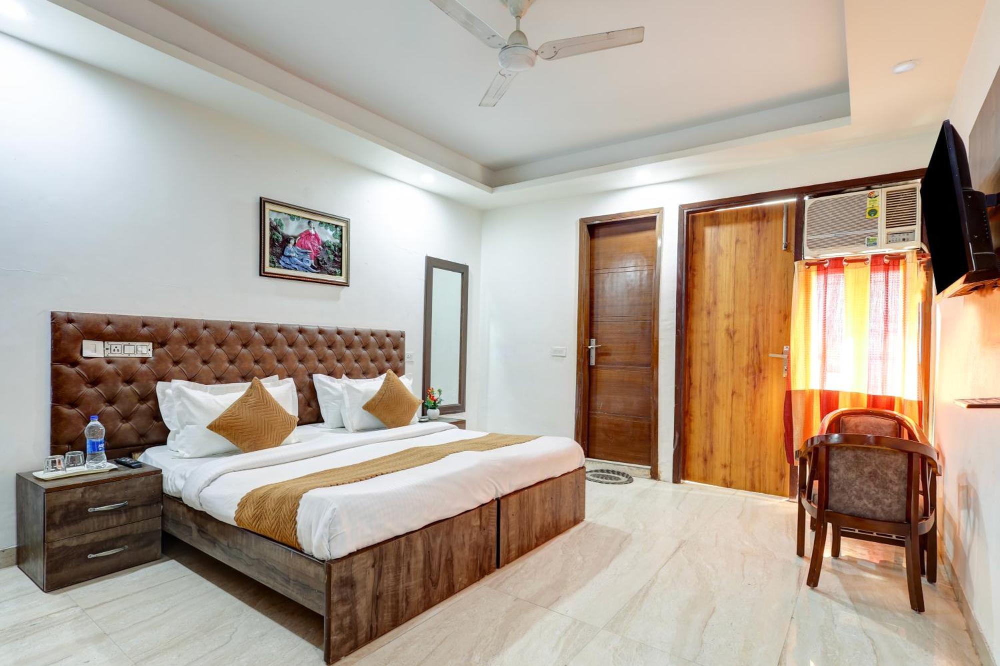 Hotel Aron By The Premium Villa New Delhi Bagian luar foto