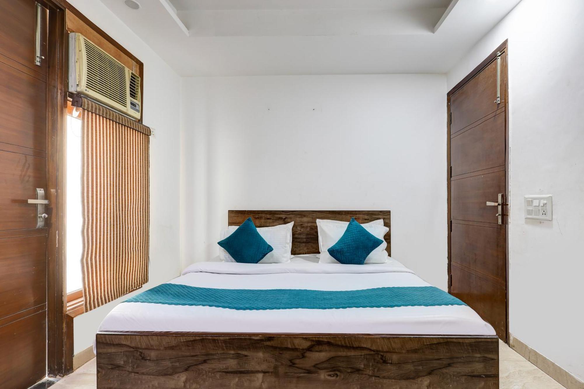Hotel Aron By The Premium Villa New Delhi Bagian luar foto