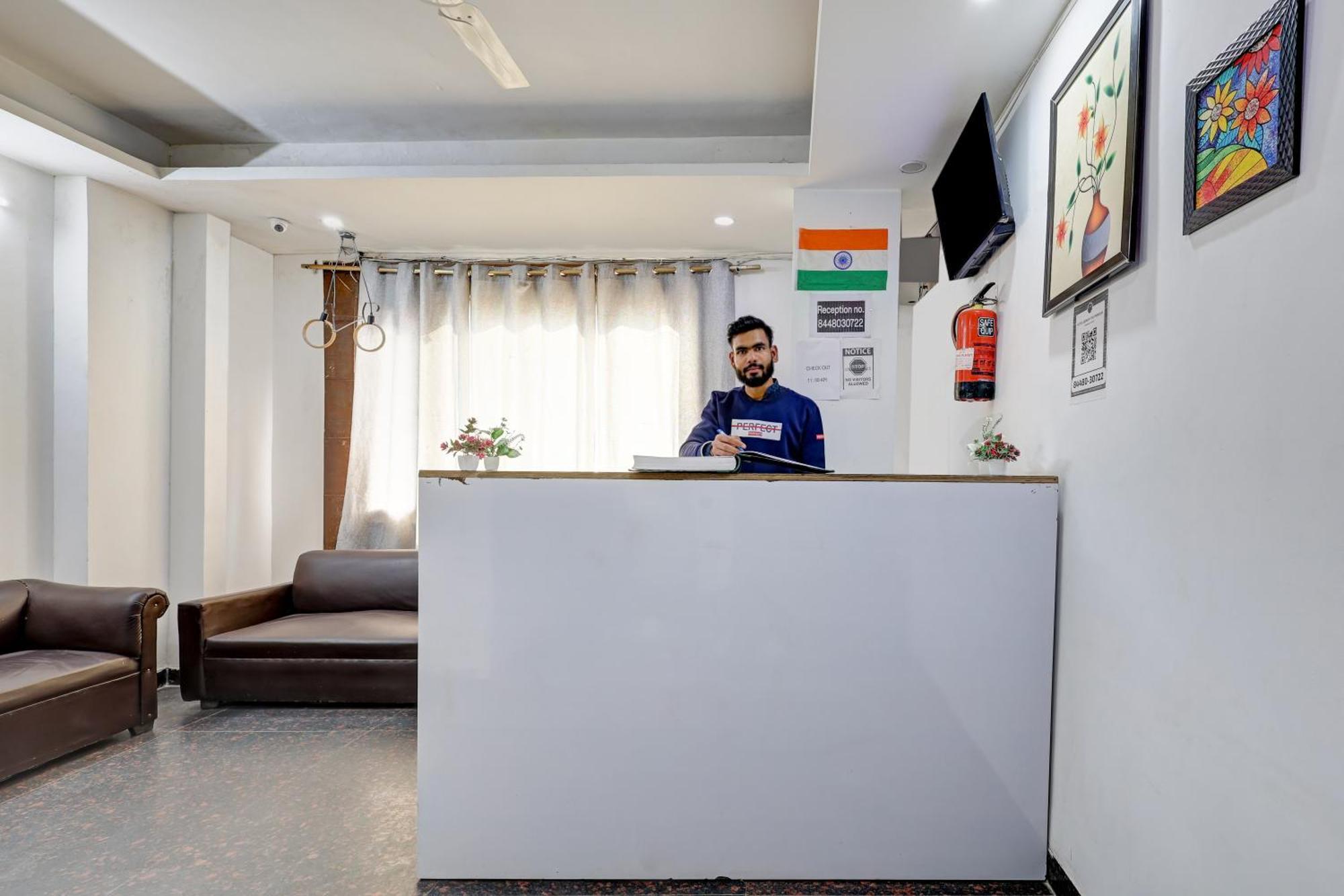 Hotel Aron By The Premium Villa New Delhi Bagian luar foto
