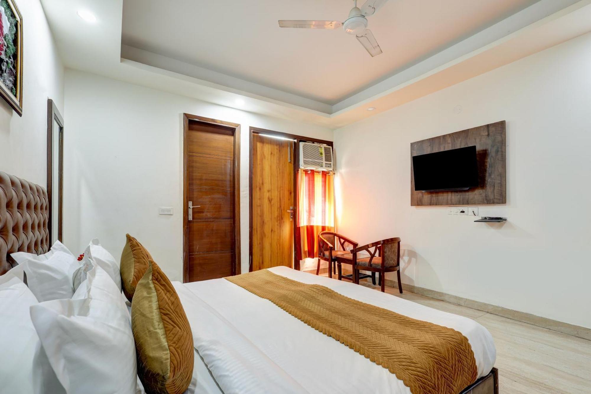 Hotel Aron By The Premium Villa New Delhi Bagian luar foto