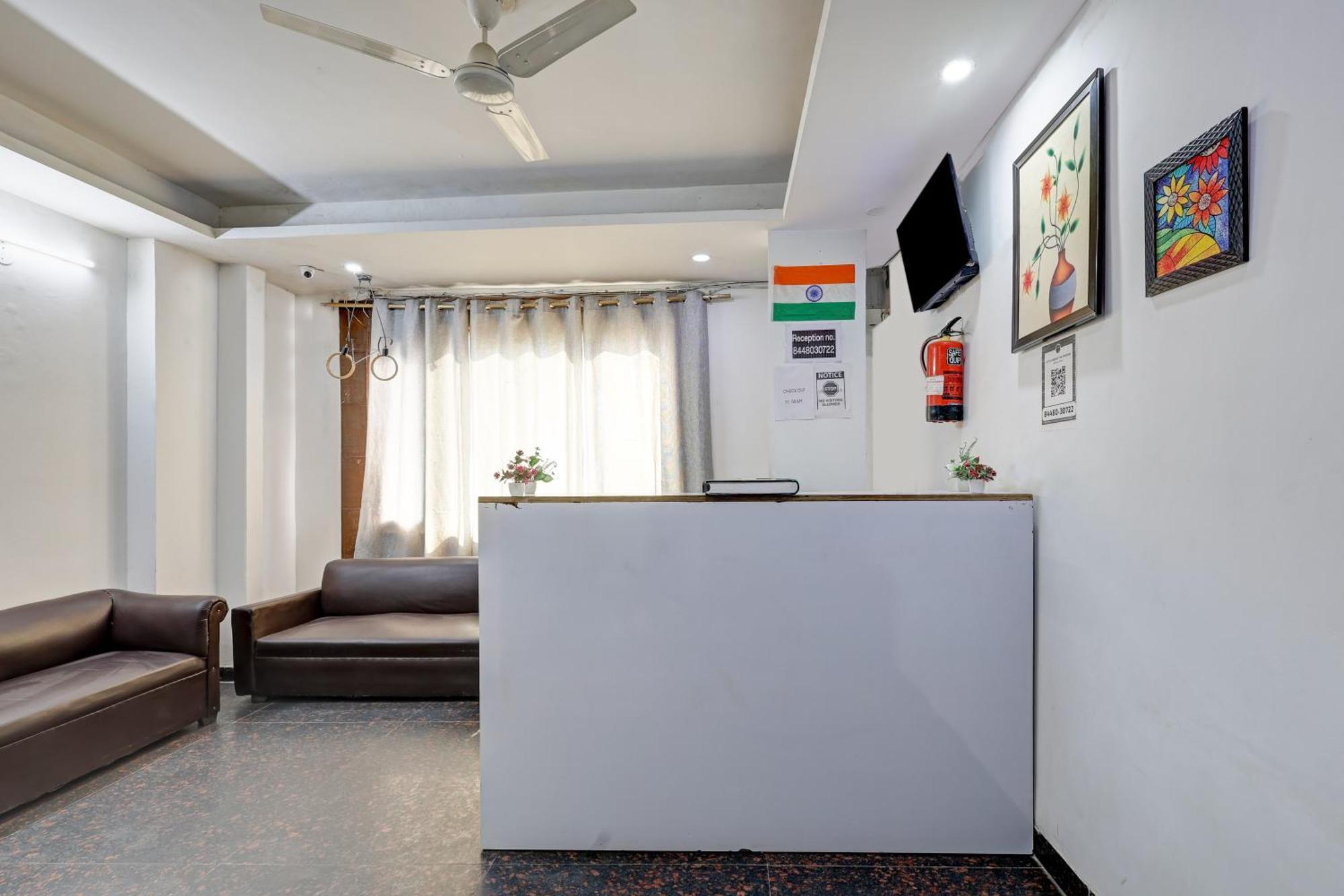 Hotel Aron By The Premium Villa New Delhi Bagian luar foto