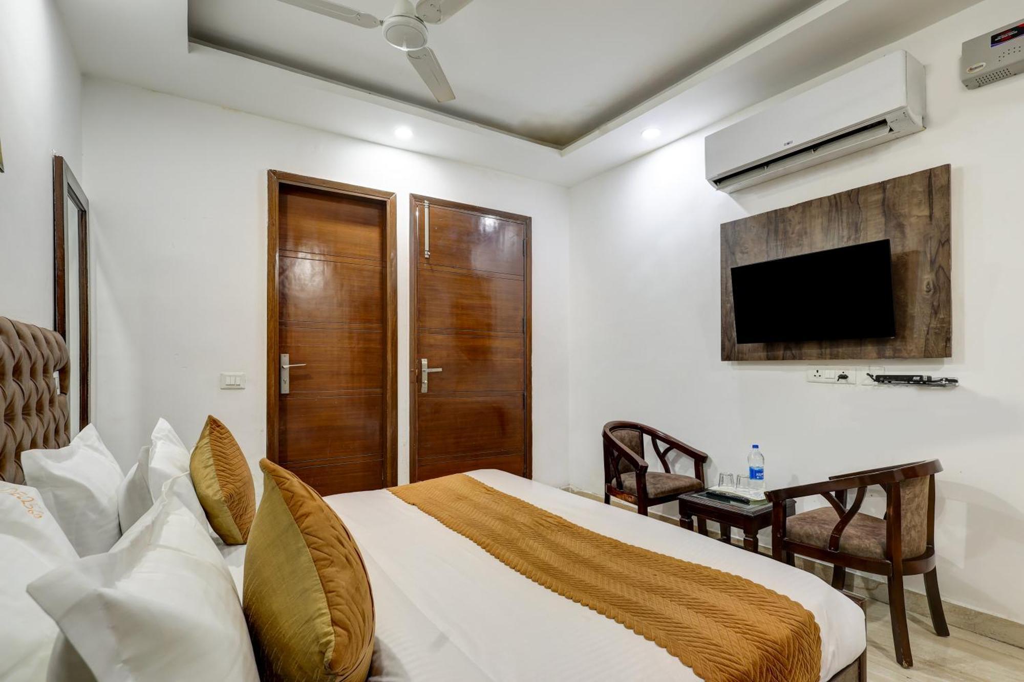 Hotel Aron By The Premium Villa New Delhi Bagian luar foto
