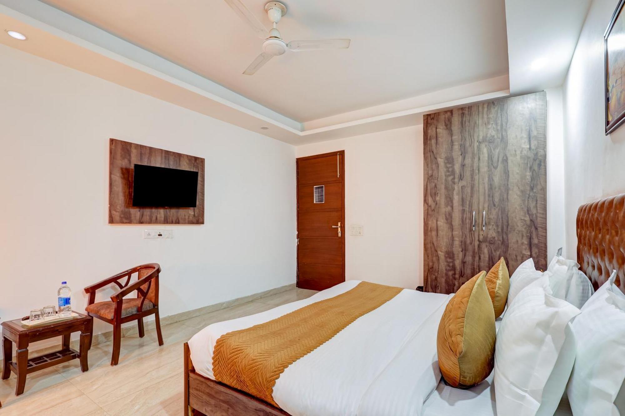 Hotel Aron By The Premium Villa New Delhi Bagian luar foto