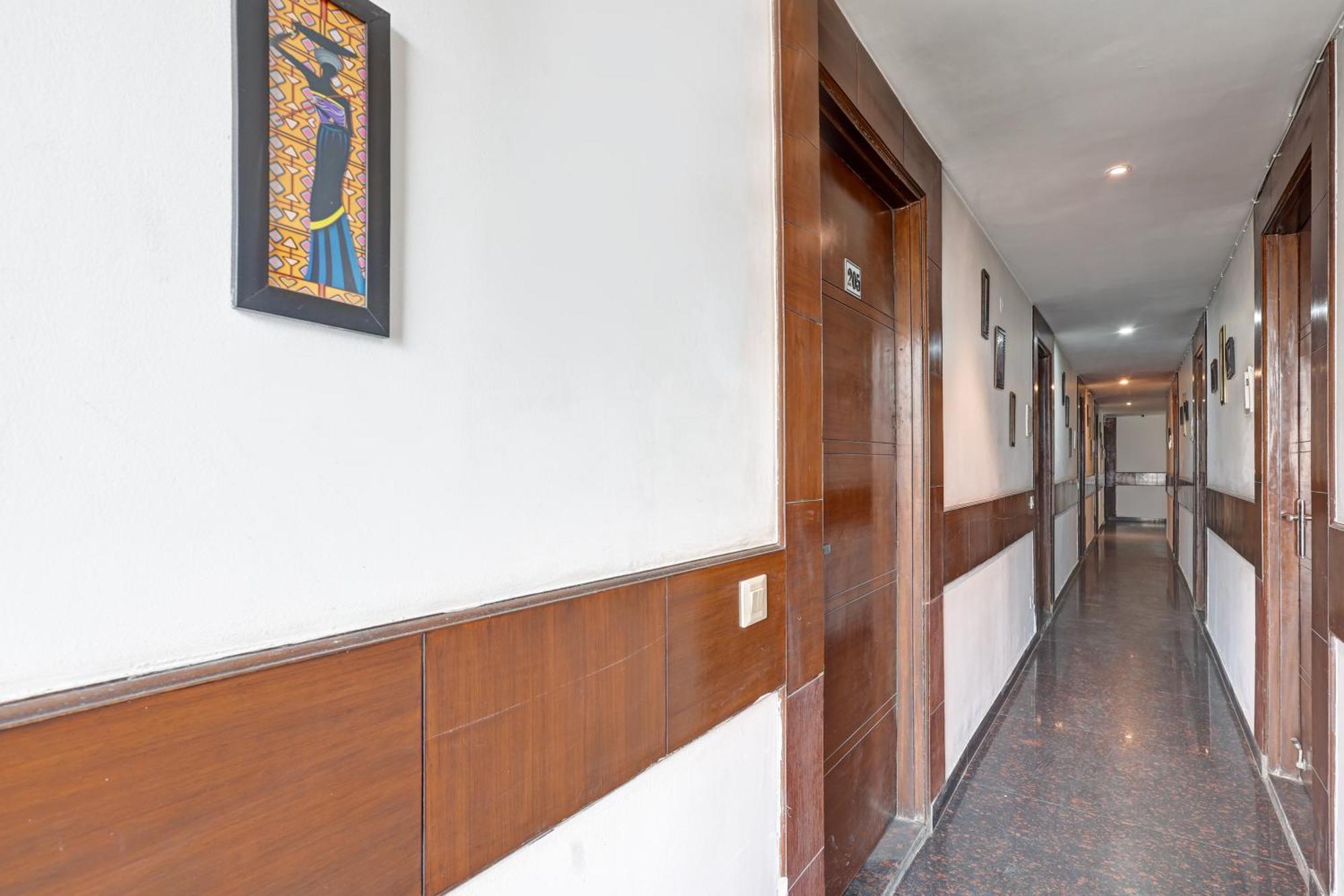 Hotel Aron By The Premium Villa New Delhi Bagian luar foto
