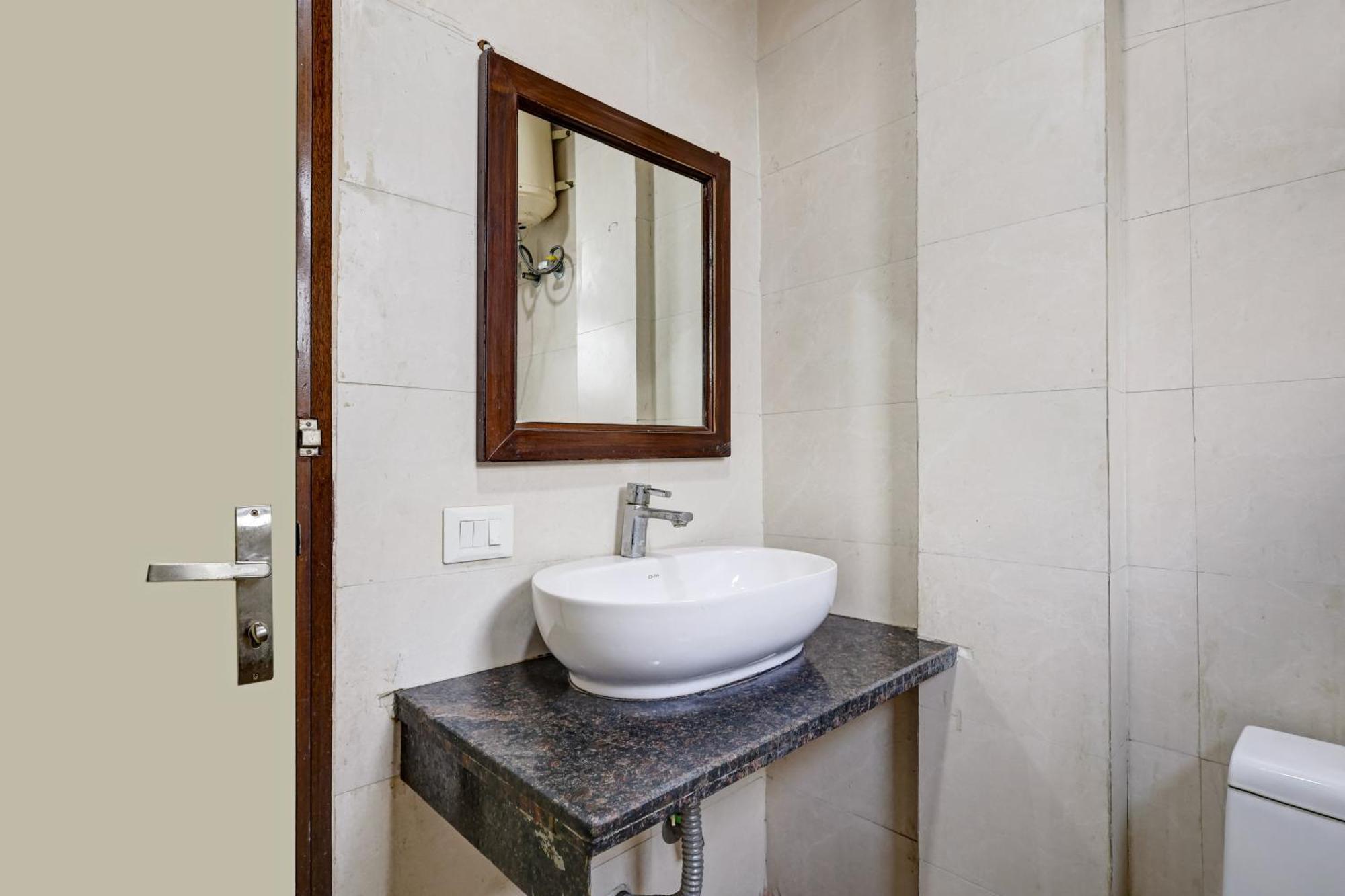 Hotel Aron By The Premium Villa New Delhi Bagian luar foto